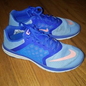 7.5 Womens Nikes